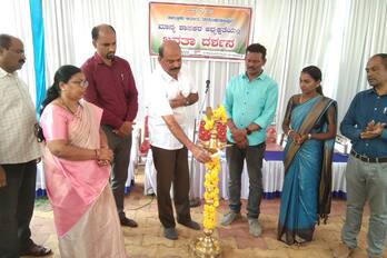 ೦೭ಬಿಹೆಚ್‌ಆರ್ ೧: ಬಾಳೆಹೊನ್ನೂರಿನ ಬಿ.ಕಣಬೂರು ಗ್ರಾಪಂನಲ್ಲಿ ಆಯೋಜಿಸಿದ್ದ ಜನತಾ ದರ್ಶನ ಕಾರ್ಯಕ್ರಮವನ್ನು ಶಾಸಕ ಟಿ.ಡಿ.ರಾಜೇಗೌಡ ಉದ್ಘಾಟಿಸಿದರು. ತನುಜಾ ಸವದತ್ತಿ, ನವೀನ್‌ಕುಮಾರ್, ಸದಾಶಿವ ಆಚಾರ್ಯ, ರಂಜಿತಾ ಇದ್ದರು. | Kannada Prabha